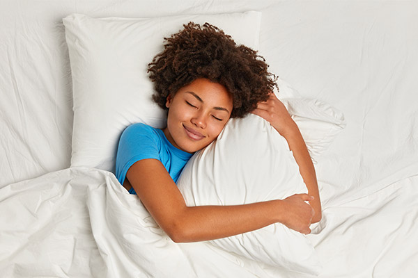 img-sleeping-smiling-girl